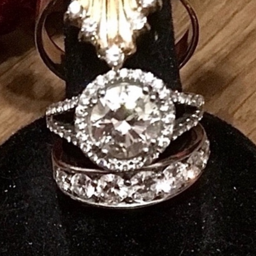 Diamond engagement/ cocktail Ring. Naturally mined. Main stone 2.65 kts